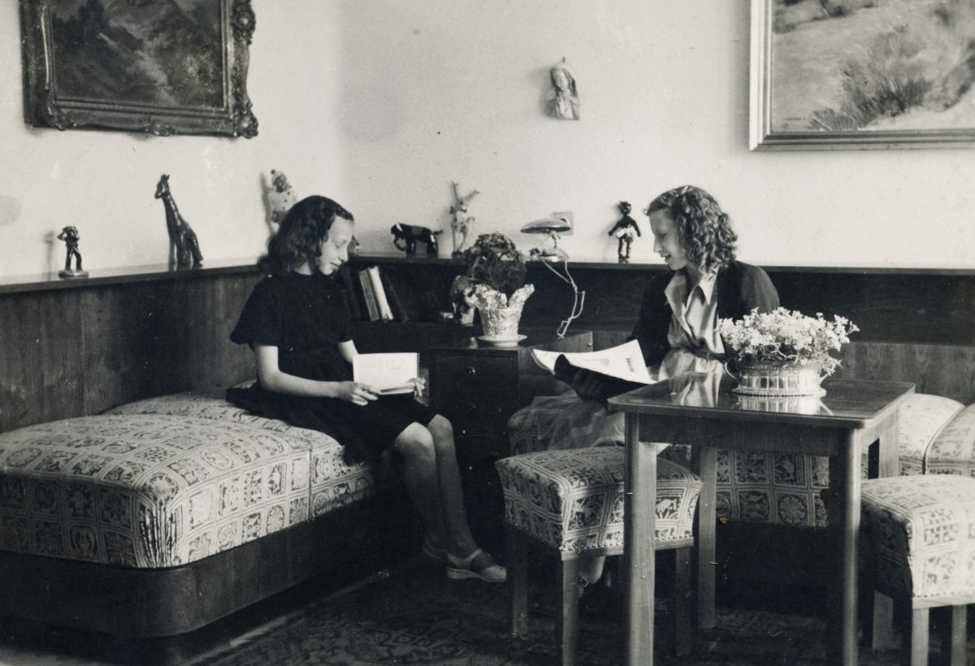 Sajó István építész családtagjai debreceni otthonukban 1946-ban. Fotó: Sajó István / Fortepan