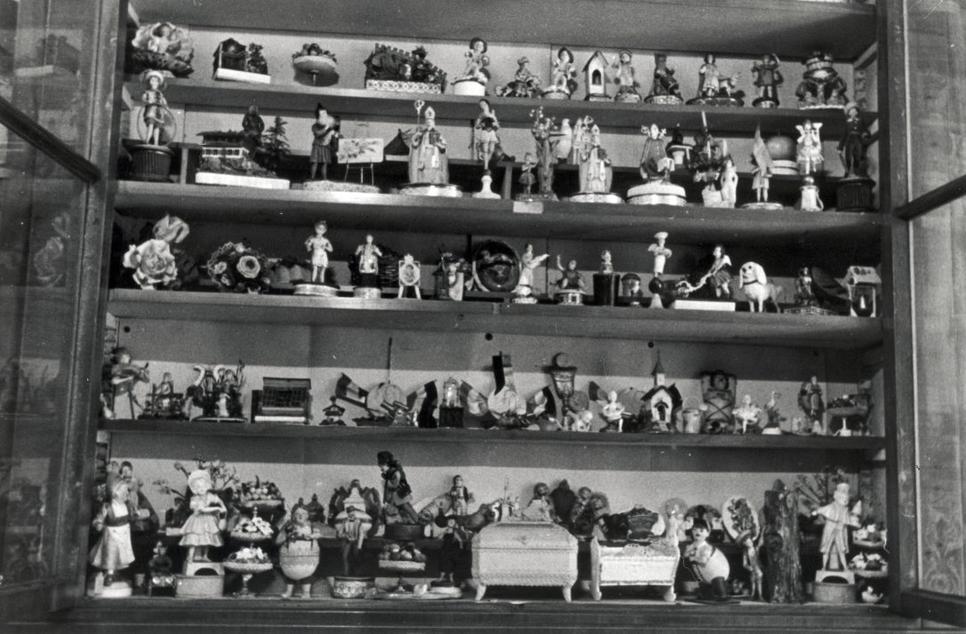 Cukorkakínálók és asztaldíszek gyűjteménye a Ruszwurm cukrászdában 1939-ben. Fotó: Szöllősy Kálmán / Fortepan