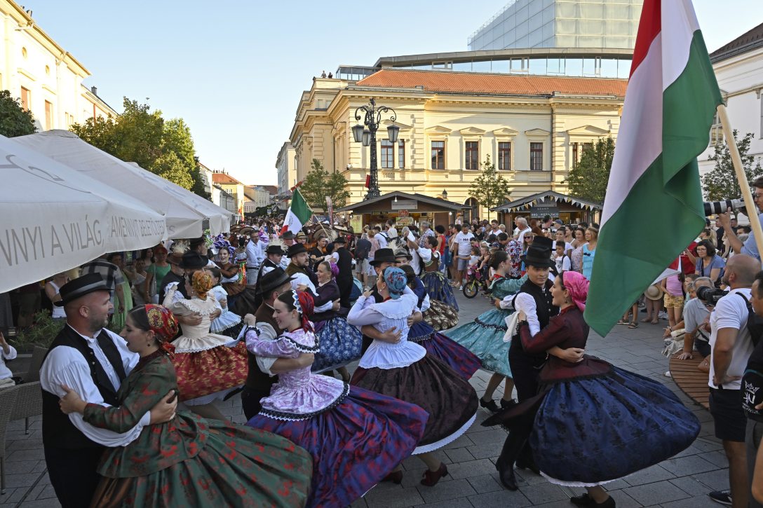A házigazda Alba Regia Táncegyüttes előadása a Nemzetközi Néptáncfesztivál nyitógálája előtt a székesfehérvári Zichy-liget melletti téren   2024. augusztus 11-én. Fotó: MTI/ Lakatos Péter
