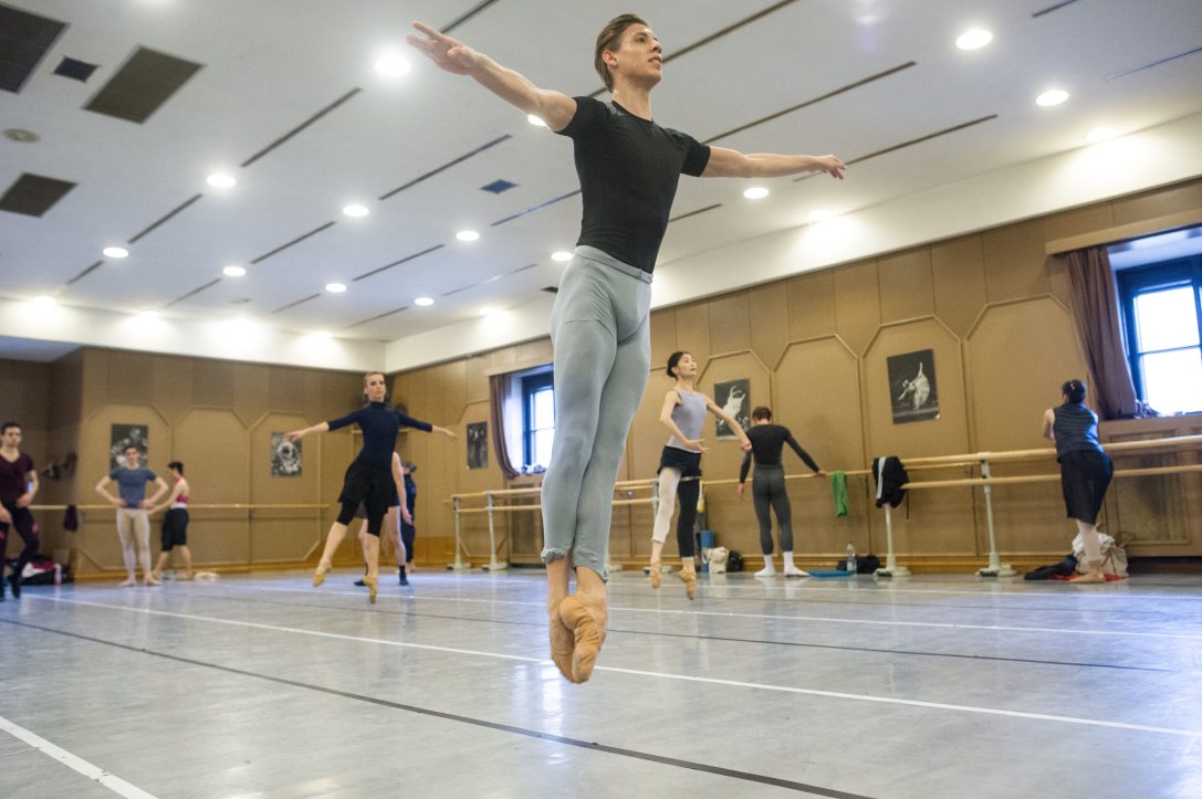 Balázsi Gergő Ármin, a Magyar Nemzeti Balett táncosa gyakorol a Magyar Állami Operaház balett-termében 2017. április 20-án. Fotó: MTI/Kallos Bea