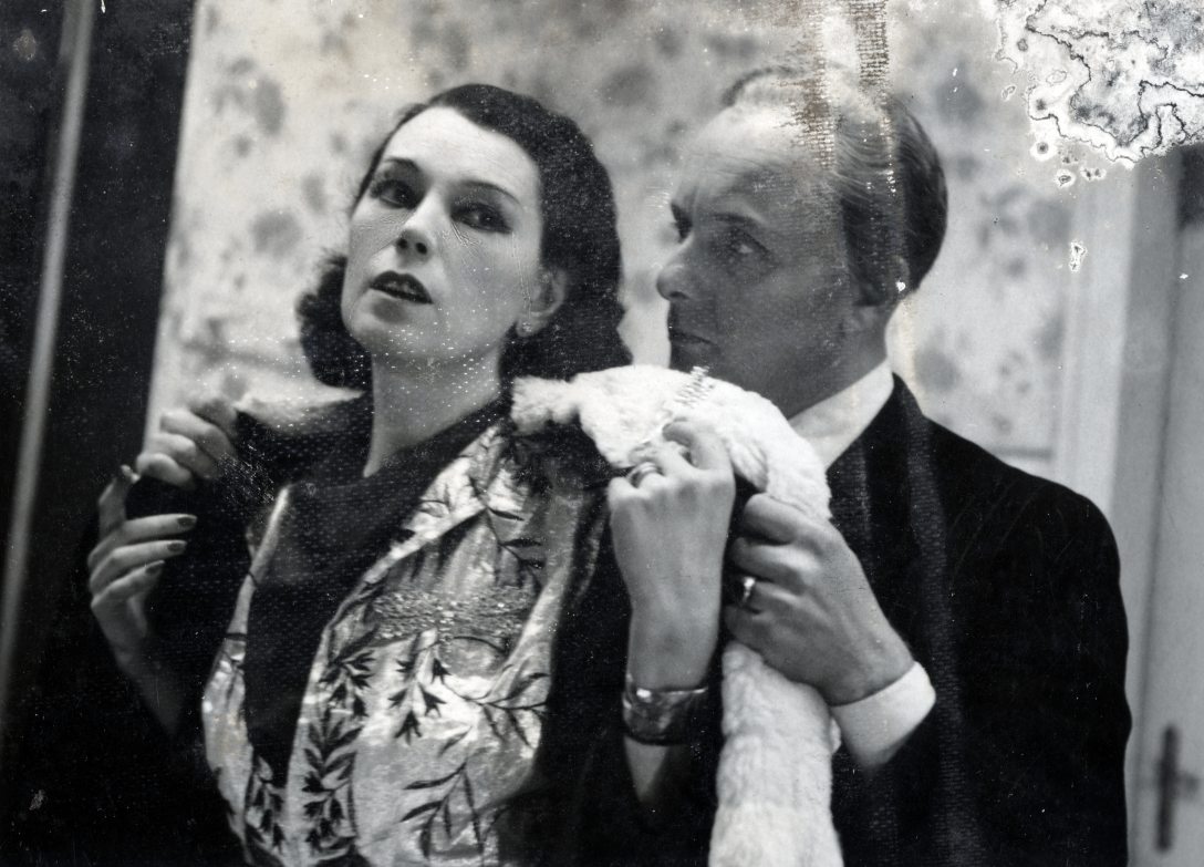 1945. Andrássy út 69., Nemzeti Kamaraszínház­. Jean Cocteau: Szent Szörnyetegek című színművének főszereplői Bajor Gizi és Ráday Imre színművészek.Fotó: Fortepan / Ráday Mihály