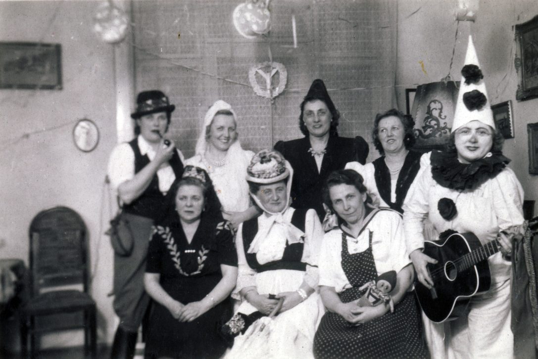 Farsangoló asszonyok 1939-ben. Fotó: Album009 / Fortepan