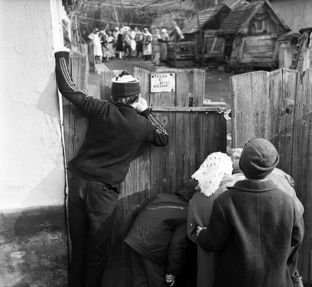 Leskelődők Ipolydamásdon 1973-ban. Fotó: Urbán Tamás / Fortepan