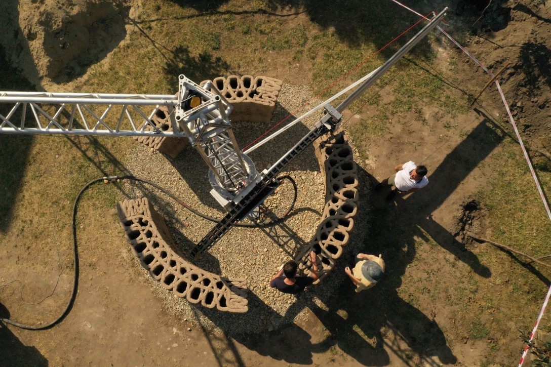3D nyomtató technikával készülő vályogszauna. Fotó: Vidovics Réka/NaturARCH Studio