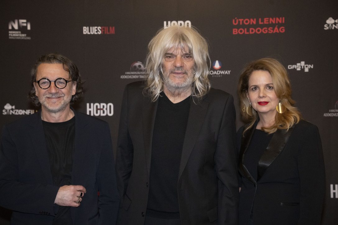 Csáky Attila producer, Földes László Hobo bluesénekes, dalszerző és Szederkényi Olga rendező (b-j) az Úton lenni boldogság című, Hobóról szóló road movie díszbemutatóján az Uránia Nemzeti Filmszínházban 2026. február 10-én.  Fotó: MTI/Szigetváry Zsolt