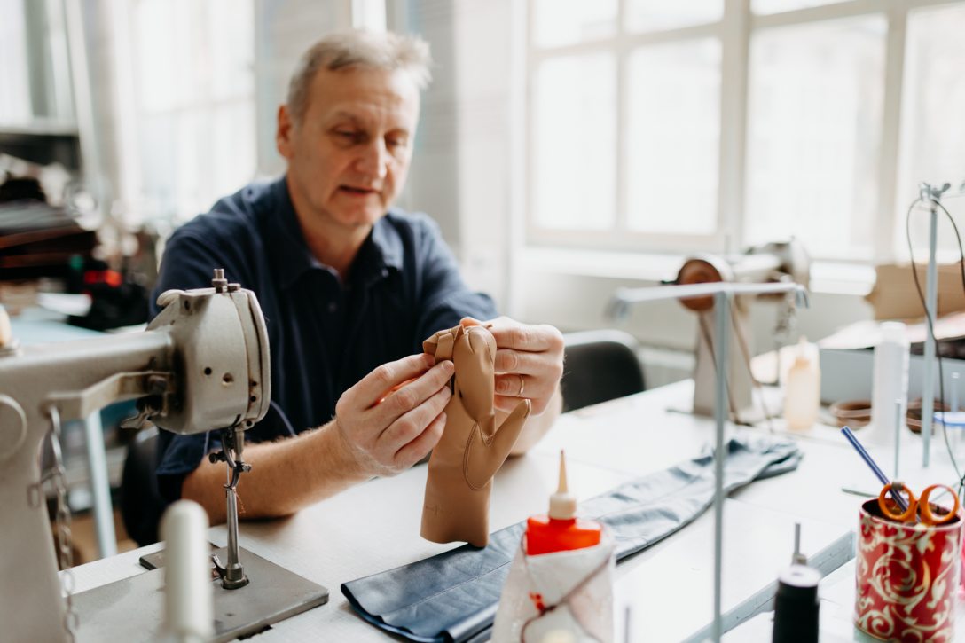 Marczi Gábor a Pécsi Kesztyű Kft. ügyvezetője. Fotó: Hegyi Júlia Lili / Kultúra.hu