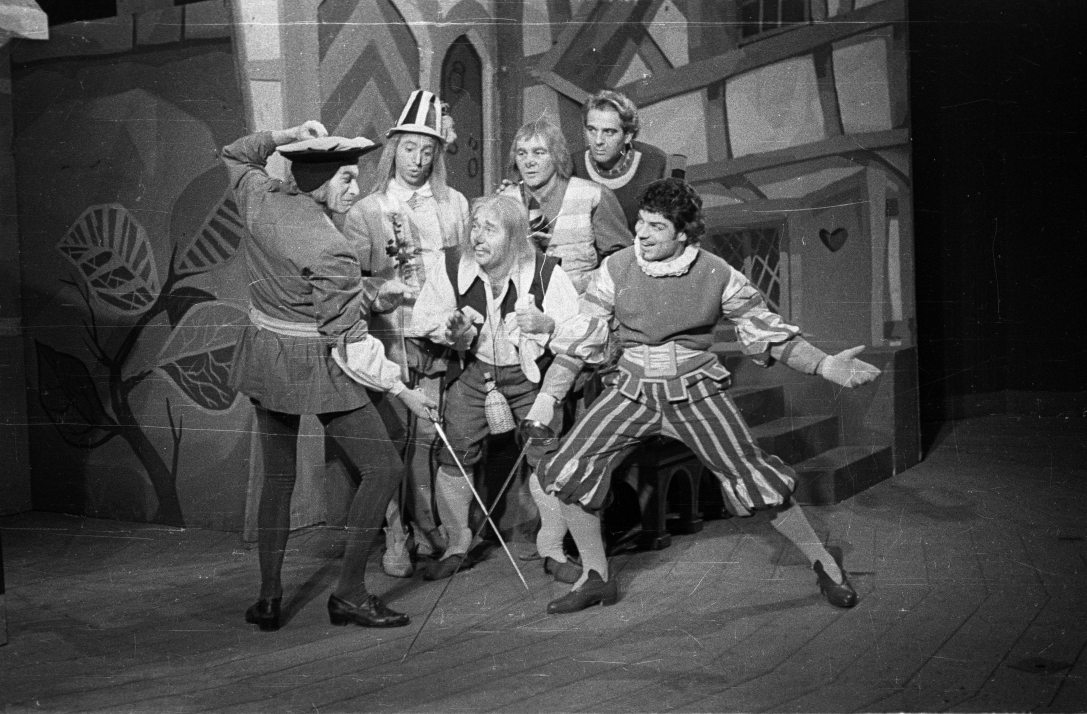 A Miskolci Nemzeti Színház előadása, Shakespeare: A windsori víg asszonyok. Balról Némethy Ferenc, Verebély Iván, Somló Ferenc, Pákozdy János, ?, Sztankay István. Fotó: Hunyady József / Fortepan