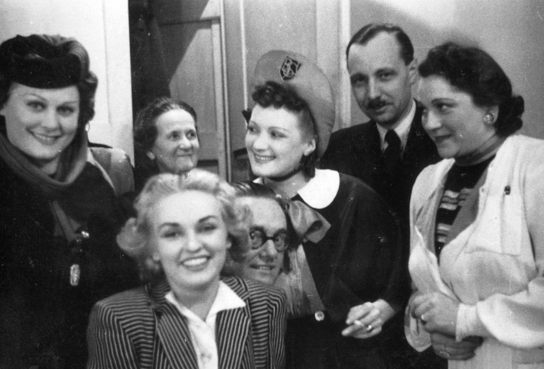 özépen, szemüveggel Eisemann Mihály zeneszerző, balról Rökk Marika, szőkén Déry Sári, Kiss Manyi, Gombaszögi Ella színművésznők.Fotó: Fortepan / Fortepan