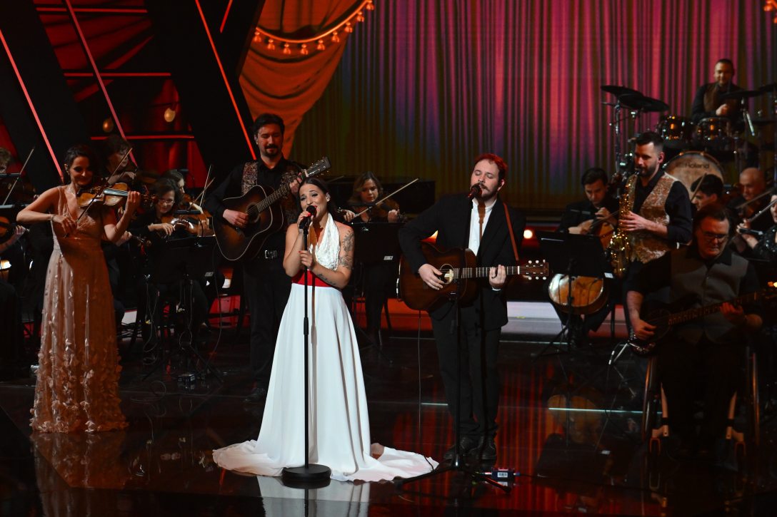 Gypo Circus x Szirota Jennifer a Szél úgy beszél című dalt adja elő A Dal 2025 televíziós show-műsor döntőjében a Médiaszolgáltatás-támogató és Vagyonkezelő Alap (MTVA) óbudai stúdiójában 2025. március 29-én. Fotó: MTI/Illyés Tibor