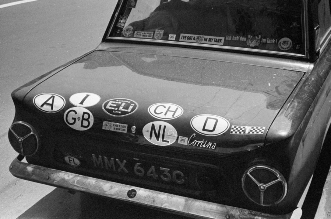 Országjelzések gyűjteménye egy bukaresti Ford Cortina csomagtartóján 1965-ben. Fotó: Bojár Sándor / Fortepan