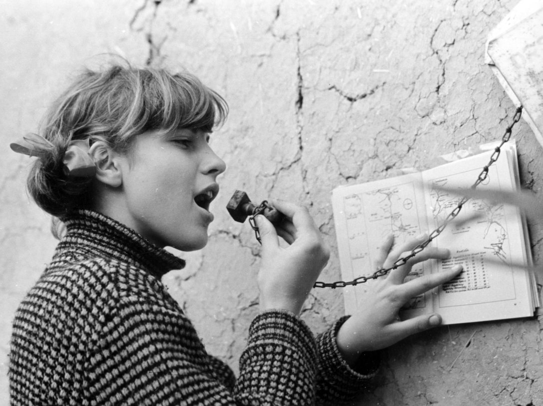 Pecsételés az igazolófüzetbe az Országos Kéktúra egyik ellenőrzőpontján 1967-ben.  Fotó: Faragó László / Fortepan