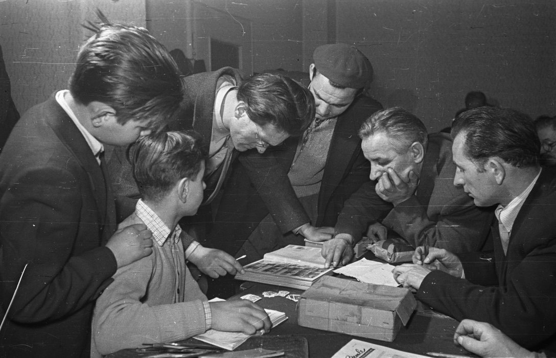 Bélyeggyűjtőklub a Vasas Kultúrházban (később Csili Művelődési Központ) 1955-ben. Fotó: Bauer Sándor / Fortepan