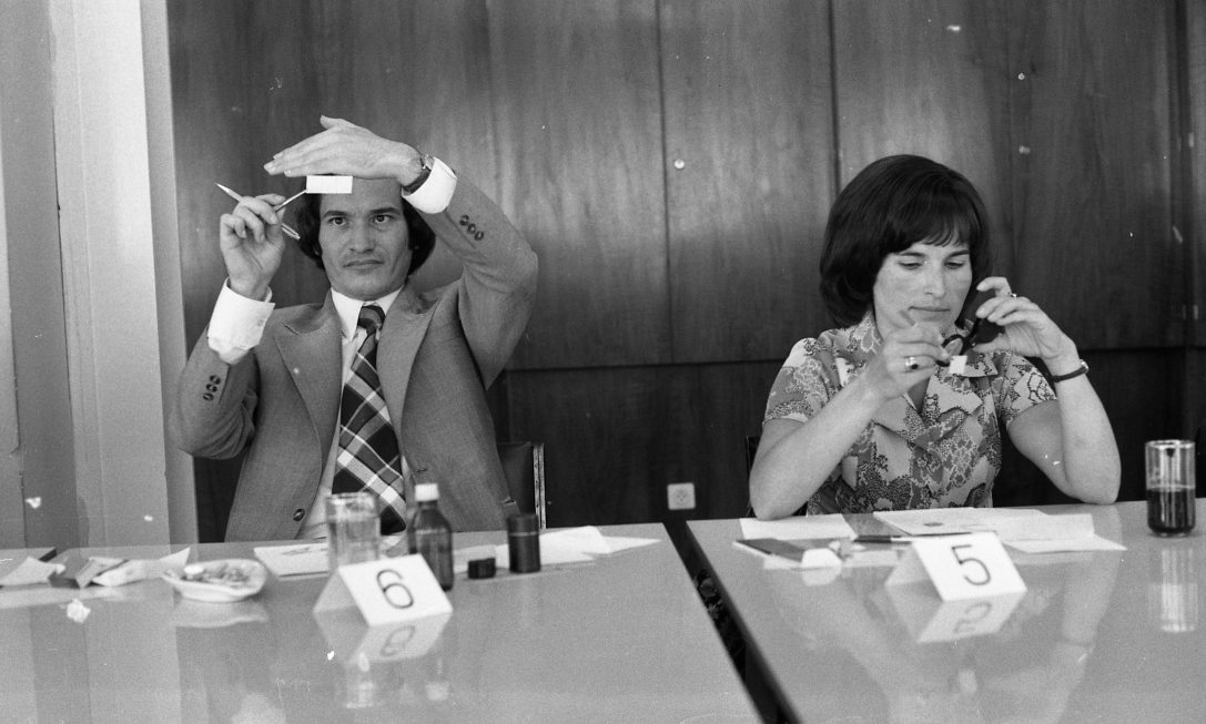 Az I. Országos felnőtt filatelista vetélkedő döntője a Magyar Bélyeggyűjtők Országos Szövetségének budapesti székházában 1975-ben. Fotó: Urbán Tamás / Fortepan