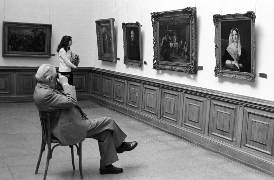 Waldmüller György Ferdinánd Szentgyörgyi Imréné arczképe című festménye és rajongója a Szépművészeti Múzeumban 1983-ban. Fotó: Kriss Géza / Fortepan