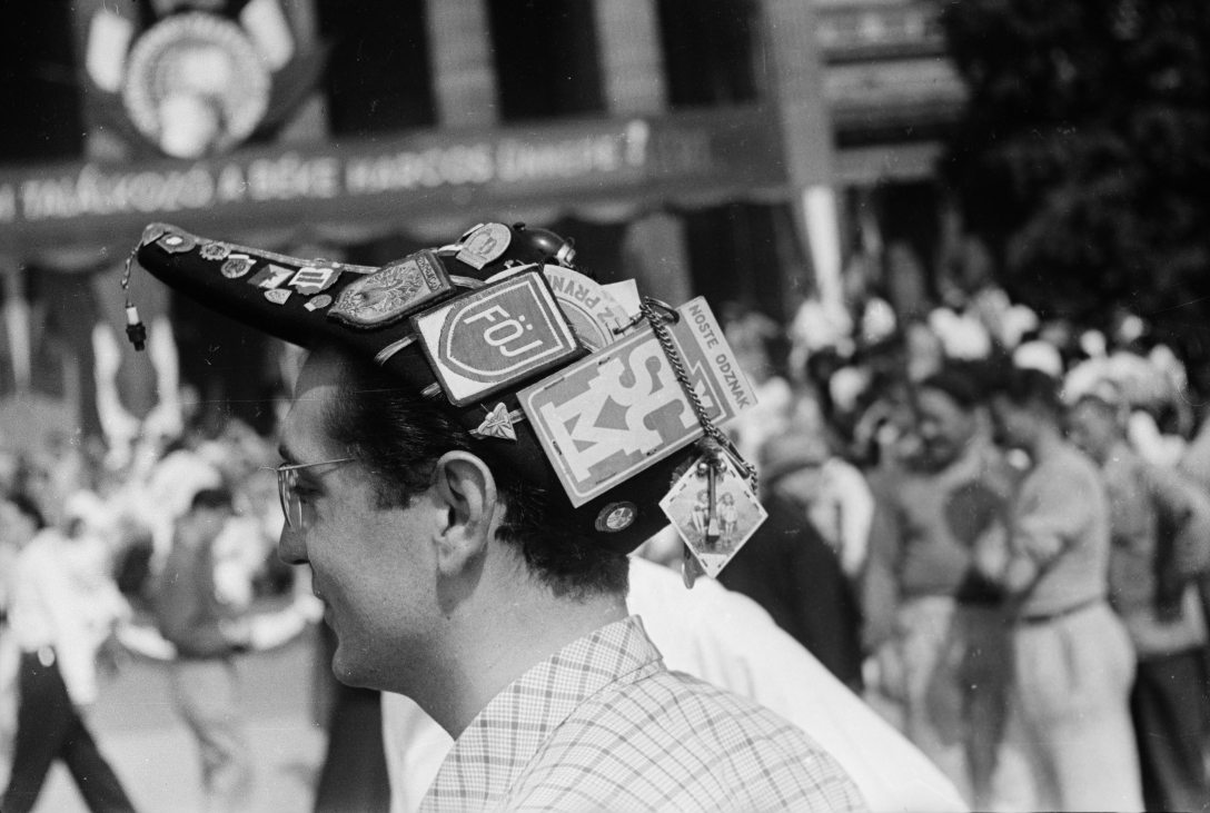 A II. VIT (Világifjúsági Találkozó) egyik résztvevője a Hősök terén 1949 augusztusában. Fotó: Chuckyeager tumblr / Fortepan