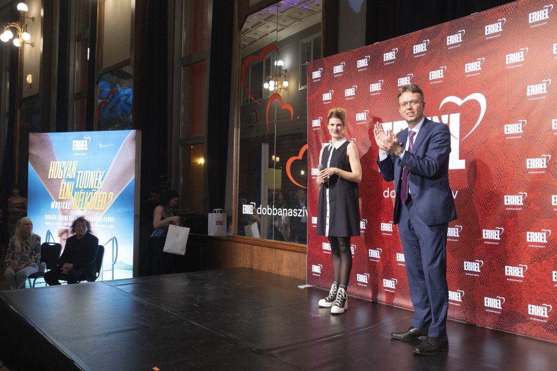 Hankó Balázs kultúráért és innovációért felelős miniszter és Tóth Angelika, színész, énekesnő a Hogyan tudnék élni nélküled? című, Szente Vajk rendezte színdarab díszbemutatója után rendezett fogadáson a budapesti Erkel Színházban 2026. február 15-én.
