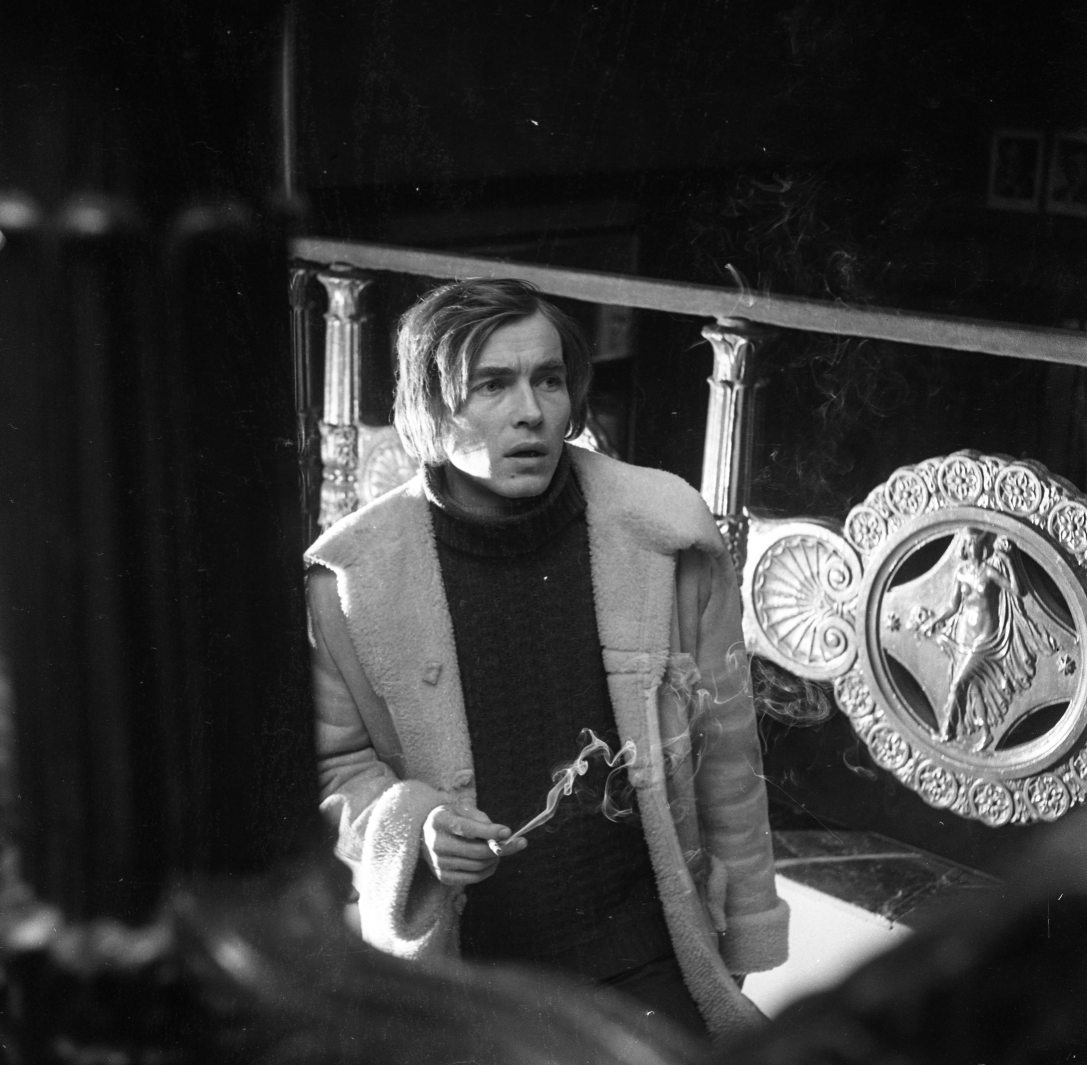 Kozák András színművész a Thália Színház Paulay Ede utcai épületében 1970-ben. Fotó: Urbán Tamás / Fortepan