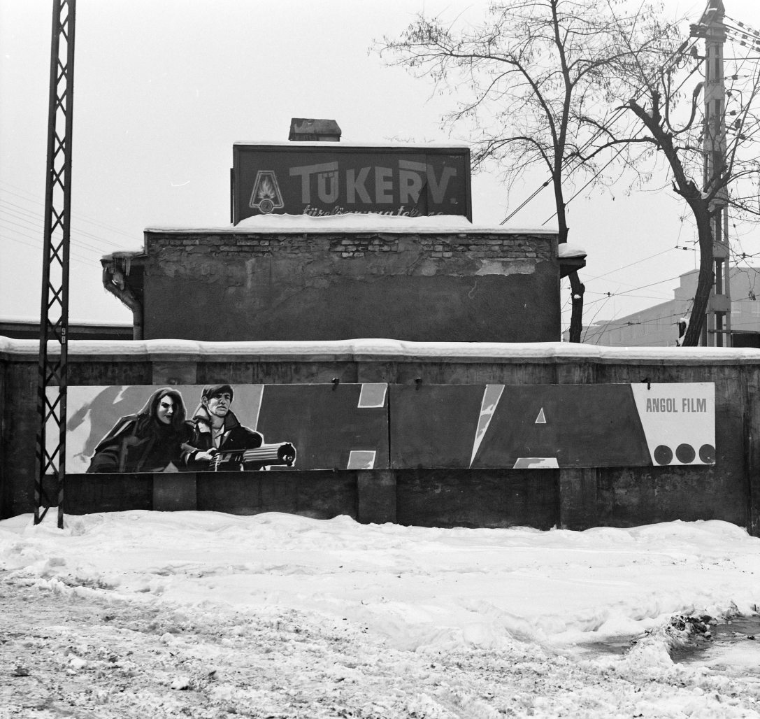 FőMo filmplakát a a Józsefvárosi pályaudvar II. számú kapujánál 1969-ben, jobbra a Kőbányai út. Fotó: FŐFOTÓ / Fortepan