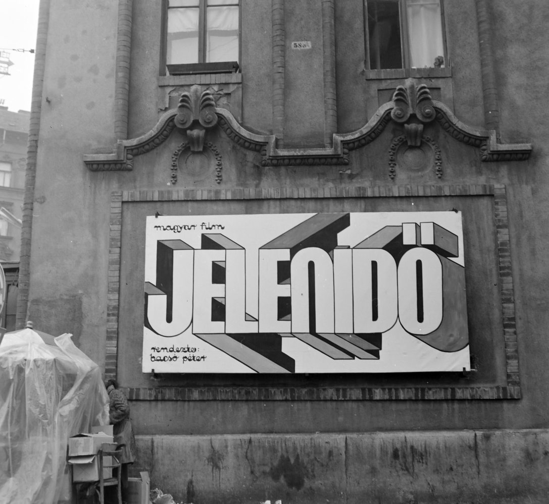 FőMo filmplakát a a Westend-ház oldalhomlokzatán a Nyugati (Marx) téri bejárat mellett 1970-ben. Balra a háttérben a Nyugati (Marx) tér 4-es számú ház. Fotó: FŐFOTÓ / Fortepan