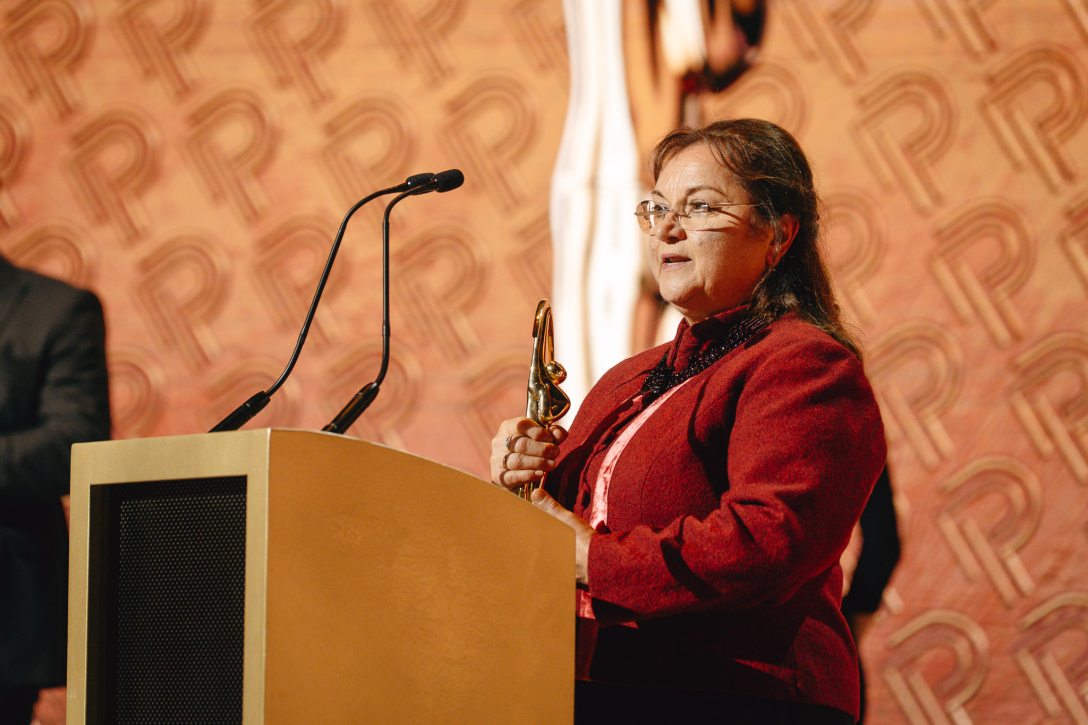 Fábián Éva népiének-tanár, énekes, mesemondó előadóművész. Fotó: Prima Primissima