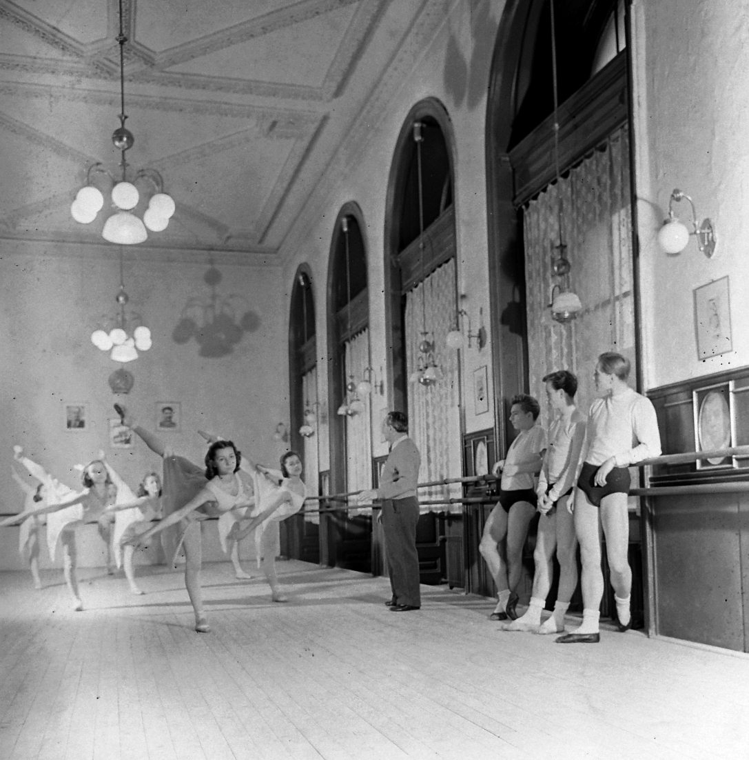 Nádasi Ferenc és tanítványai 1953-ban az Állami Balett Intézet kihelyezett gyakorlótermében. Fotó: Kotnyek Antal / Fortepan