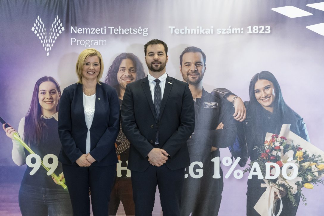 Varga-Bajusz Veronika, a Kulturális és Innovációs Minisztériumfelsőoktatásért, szak- és felnőttképzésért, fiatalokért felelős államtitkára és Kapu Tibor kutatóűrhajós a Nemzeti Tehetség Program 2026-os évadának indító sajtóeseményén a Természettudományi M