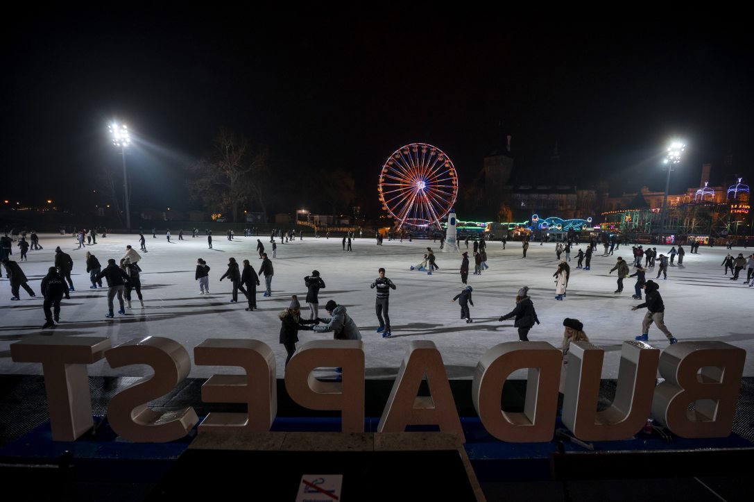 Korcsolyázók a Városligeti Műjégpályán 2025. december 3-án.  Fotó: MTI/Balogh Zoltán