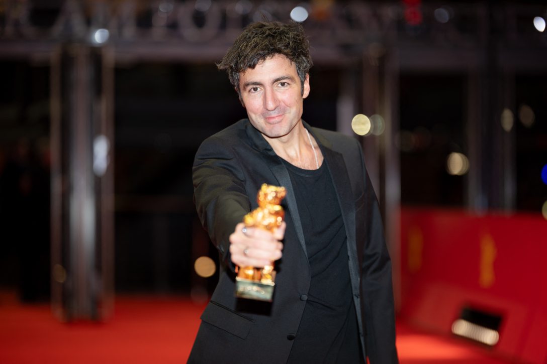 Ilker Catak filmrendező az Arany Medvével. Fotó: Laurent Hou / Hans Lucas / Hans Lucas via AFP