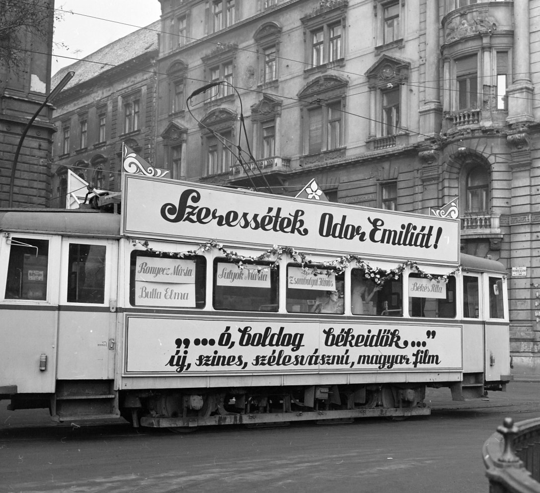 FőMo hirdetés egy villamoson a Báthory utcán, a Batthyány örökmécses mellett 1970-ben. Szemben a Hold (Rosenberg házaspár) utca. Fotó: FŐFOTÓ / Fortepan