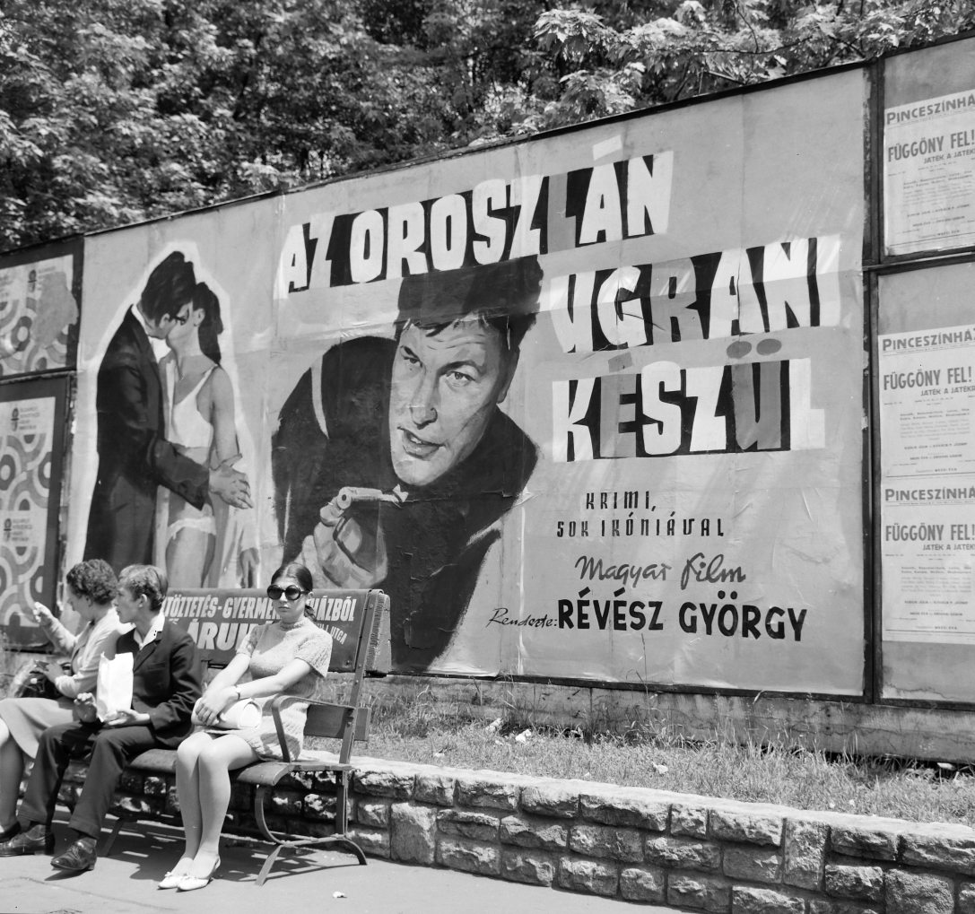 FőMo filmplakát a Múzeum körúton 1969-ben. A palánk mögött a metróépítés területe. Fotó: FŐFOTÓ / Fortepan