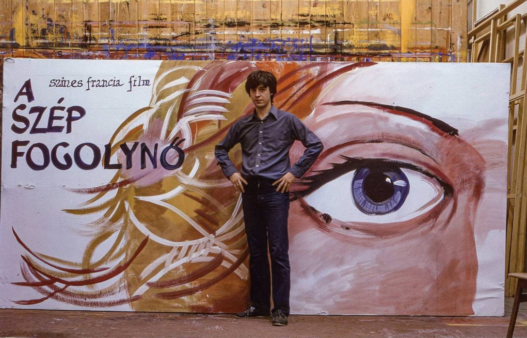 Ducki Krzysztof A szép fogolynő című film számára készített filmplakátjával 1983-ban. Fotó: Ducki Krzysztof