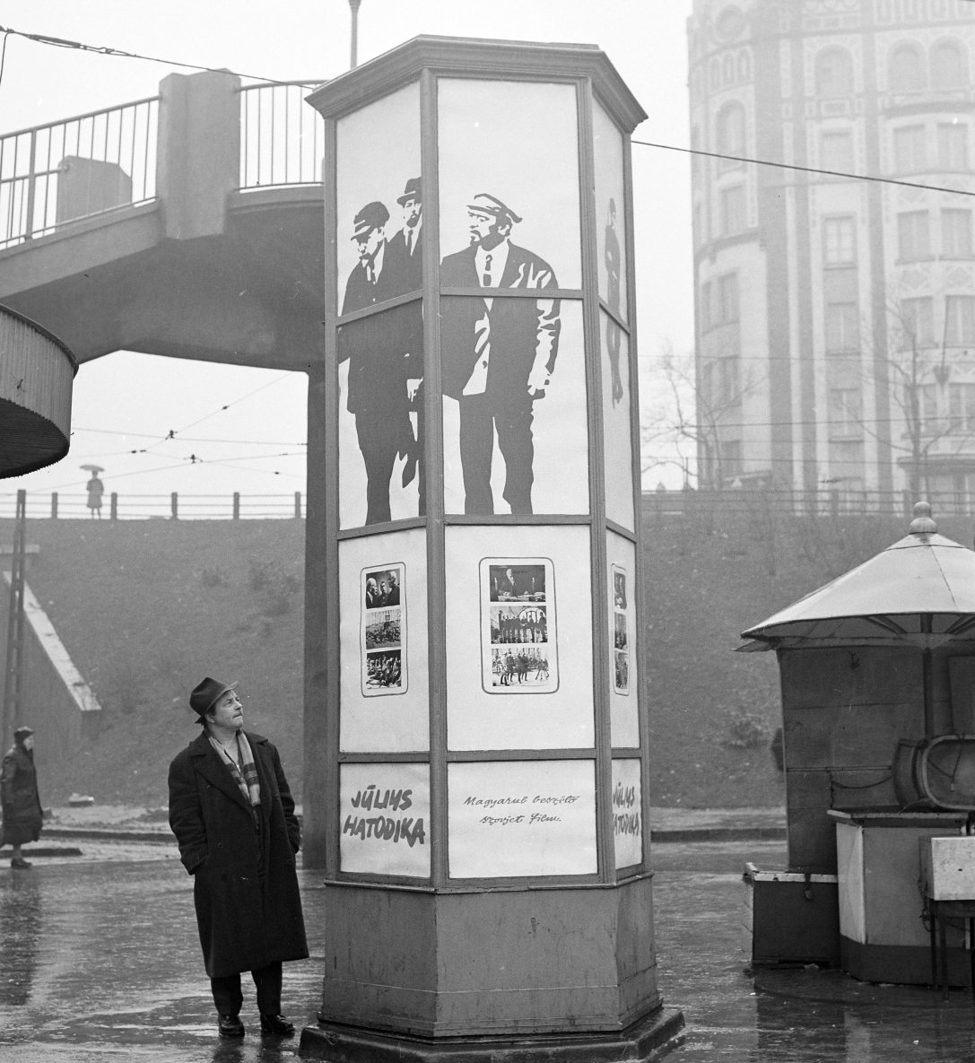 FőMo hirdetőoszlop a Széll Kálmán (Moszkva) téren 1969-ben. Jobbra a Postapalota. Fotó: FŐFOTÓ / Fortepan