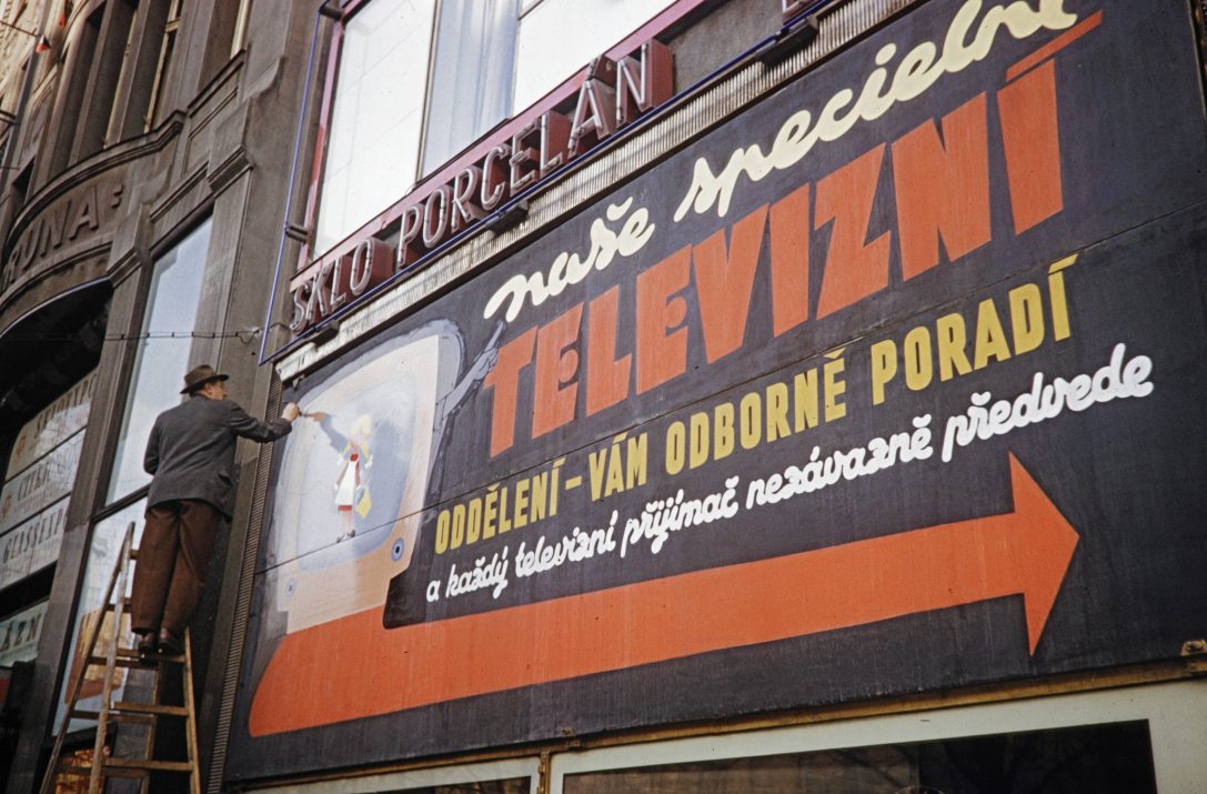 Reklámfestő dolgozik a Vencel téren 1960-ban. Fotó: Harrison Forman / UWM Libraries / Fortepan