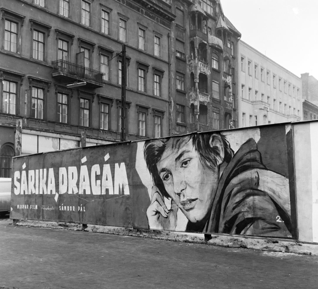 FőMo filmplakát az ekkor névtelen, ma Podmaniczky Frigyes téren, a Bajcsy-Zsilinszky útról nézve, a metró építkezési területénél 1970-ben. Háttérben az Arany János utca. Fotó: FŐFOTÓ / Fortepan