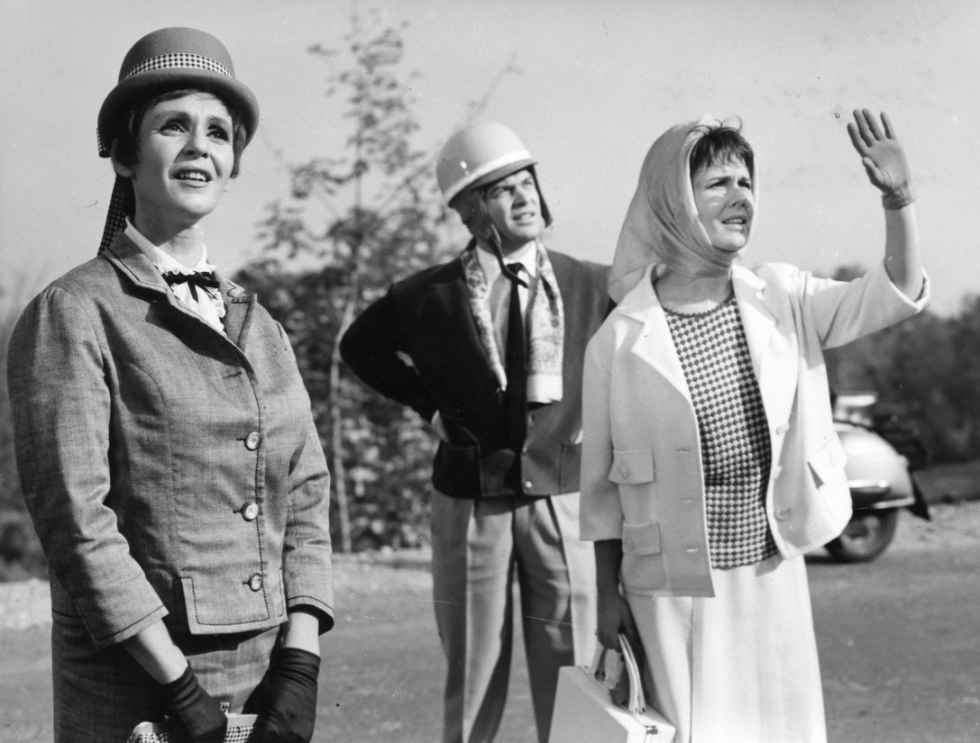 Jelenet az MTV 1963. szilveszteri műsorában sugározott, Slágermúzeum című revüfilmből. Psota Irén, Bodrogi Gyula és Lehoczky Zsuzsa színművészek. Fotó: Fortepan / Hangosfilm