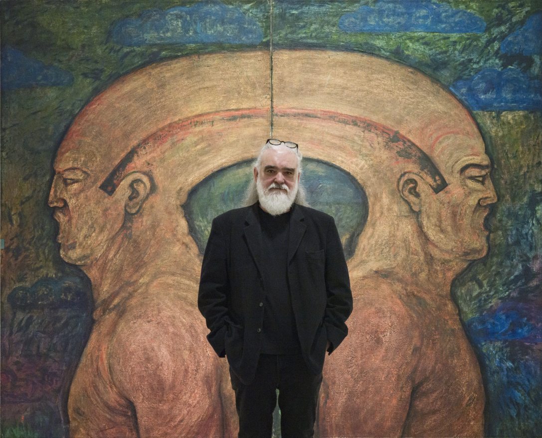 Szurcsik József képzőművész, grafikus és festőművész az Ellenségesek című műve előtt A varázsló kertje című kiállításán a Műcsarnokban 2024. február 29-én. Fotó: Szigetváry Zsolt / MTI