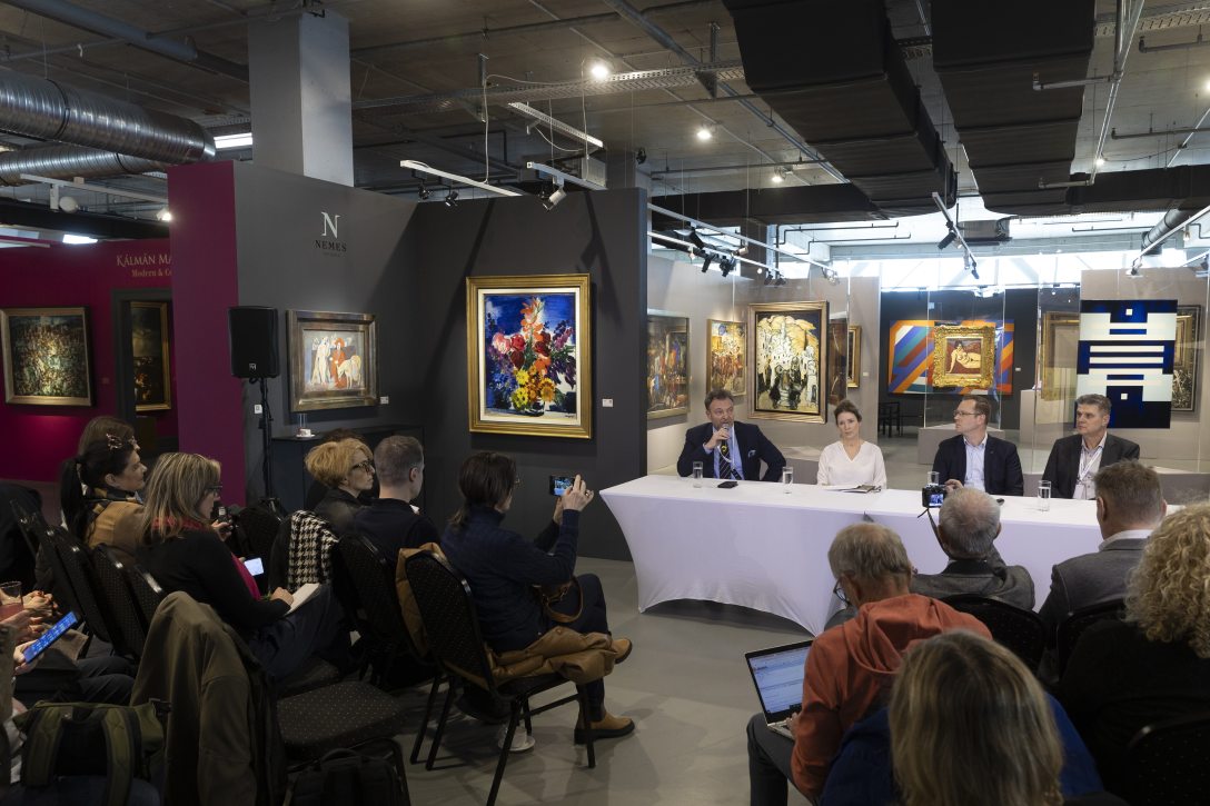 Tausz Ádám főszervező, Gereben Katalin, az Equilor Fine Art Kft. ügyvezetője, Pataki Zoltán, az AutoWallis Csoport jogi igazgatója és Fertőszögi Péter, a BÁV Art Aukciósház és Galéria művészeti igazgatója (b-j) a 8. Art and Antique Kiállítás és Vásáron ta