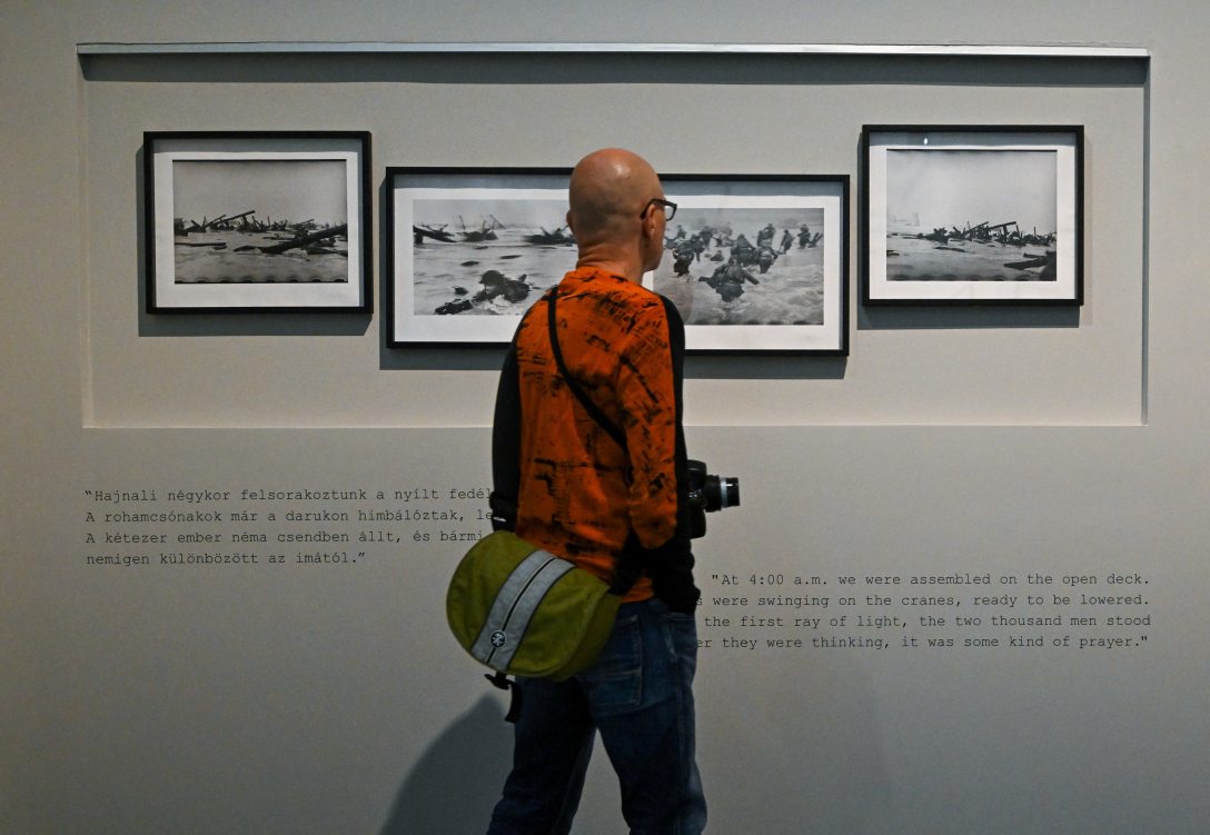 Látogató a Robert Capa-kiállításon a Robert Capa Kortárs Fotográfiai Központban, 2023. június 13-án. Fotó: kisbenedek Attila / AFP