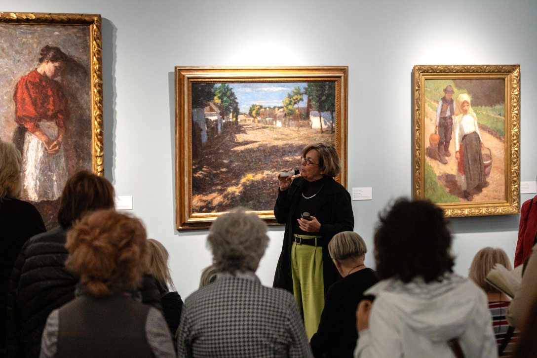 Plesznivy Edit főmuzeológus, művészettörténész, a kiállítás kurátora A csend képei - Fényes Adolf (1867-1945) emlékkiállítás megnyitóján. Fotó: Hatházi Tamás / MTI