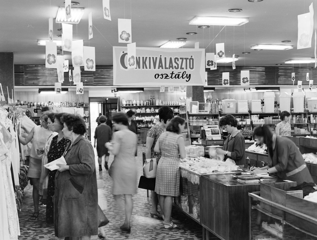Vásárlók 1970-ben. Fotó: FŐFOTÓ / Fortepan