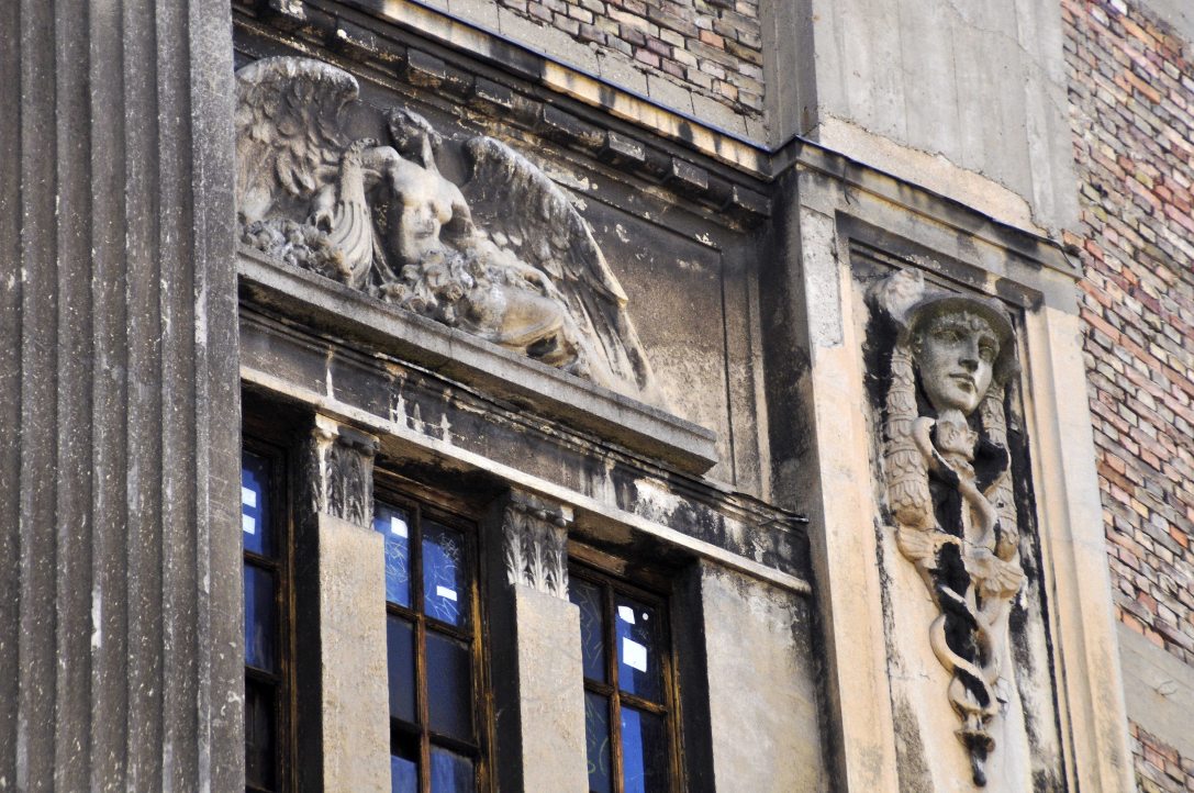 Beck Ö. Fülöp és Pongrácz Szigfrid homlokzati diszei (1926) a Corvin Áruházon  2021-ben, az alumíniumburkolat lebontása után. Fotó: Balaton József / Fortepan