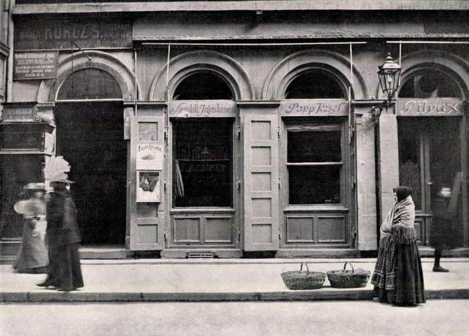 A Pilvax kávéház portálja az 1900-as évek elején. Forrás: Wikipedia