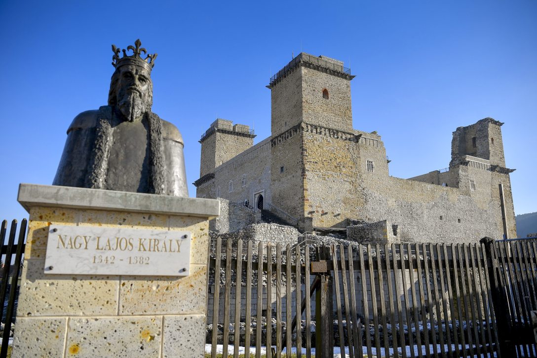 A diósgyőri vár és Nagy Lajos király mellszobra 2018. január 29-én. Fotó: MTI/Czeglédi Zsolt