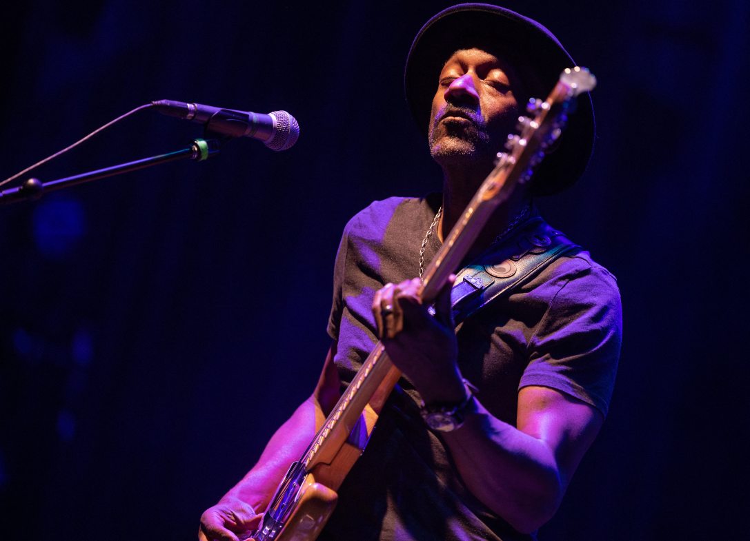 Az amerikai basszusgitáros Marcus Miller a madridi Veranos de la Villa fesztiválon 2025. július 23-án. Fotó: Pierre-Philippe MARCOU / AFP