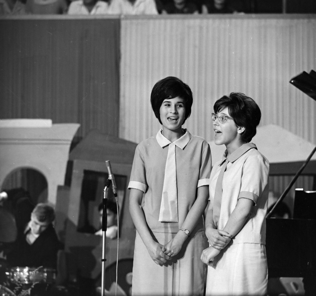 Istvánmezei út, Jégszínház, a Magyar Televízió Ki mit tud? 1962. műsorának döntője. Koncz Zsuzsa és Gergely Ági. Fotó: Fortepan / Szalay Zoltán