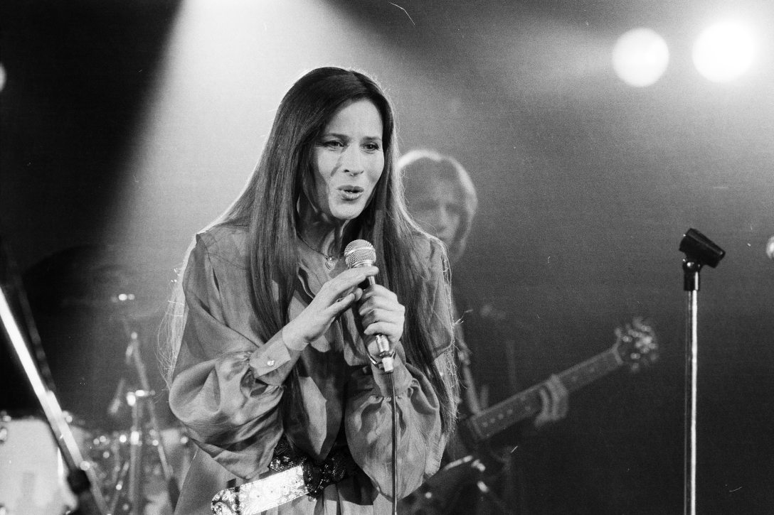 Villányi út 29-43., a Kertészeti Egyetem Klubja (KEK), Pop-meccs gála 1986. február 8-án. Koncz Zsuzsa énekel, mögötte Dolák-Sally Róbert gitározik. Fotó: Fortepan / Szalay Zoltán