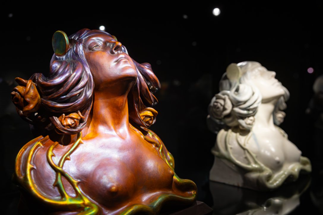 Szecessziós Zsolnay remekművek − Virág Judit és Törő István gyűjteménye. Fotó: Csákvári Zsigmond / Kultúra.hu