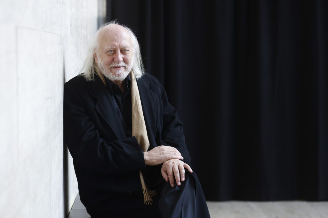 Az irodalmi Nobel-díjjal kitüntetett Krasznahorkai László író fotózáson vesz részt Barcelonában 2026. február 25-én. Fotó: MTI/EPA/EFE/Quique García