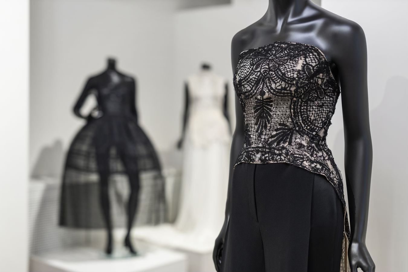 CSIPKE / CSEND / IDŐ - A türelem művészete. Fotó: Katti Zoób csipke emelet.jpg