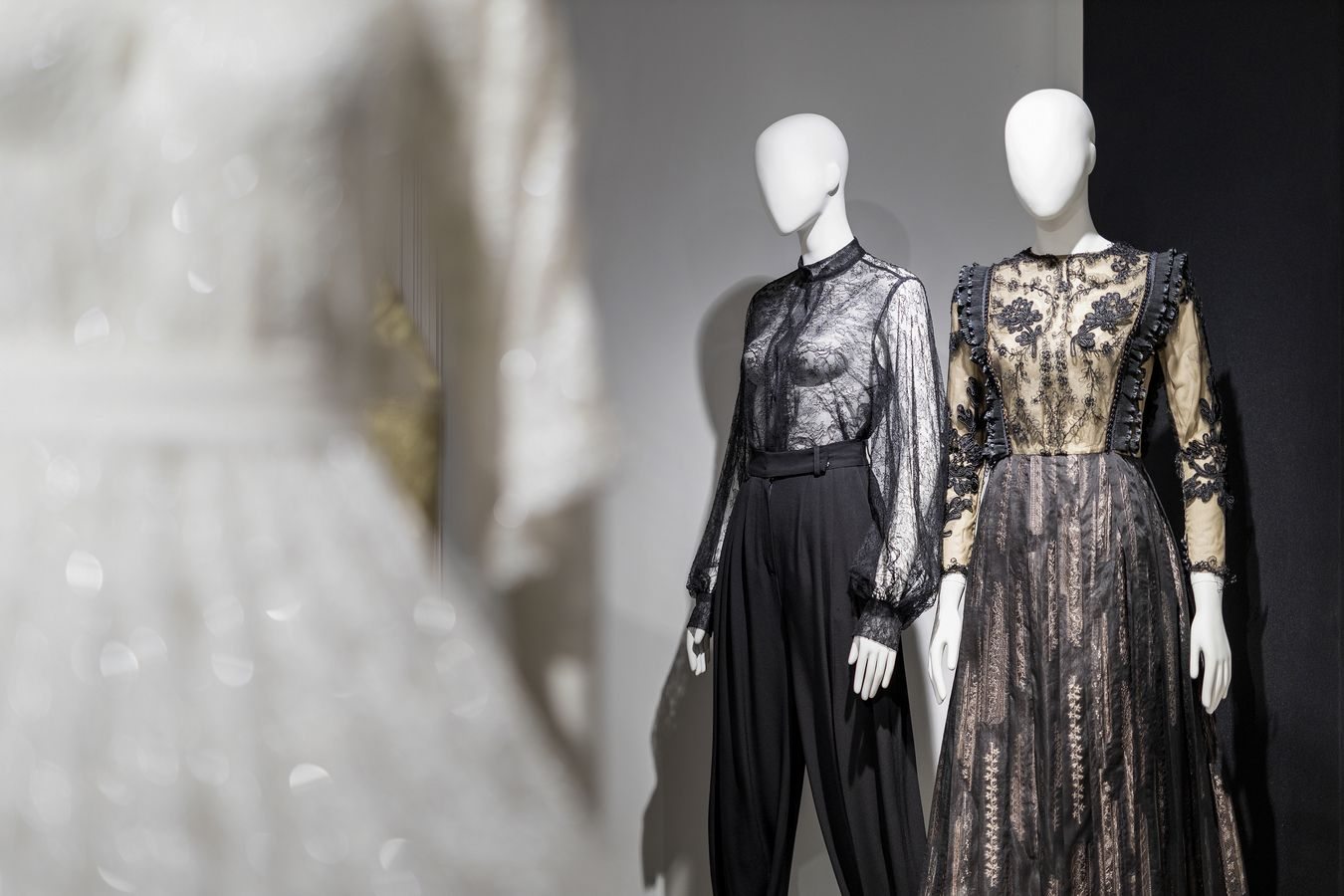 CSIPKE / CSEND / IDŐ - A türelem művészete. Fotó: Katti Zoób csipke kulso terem.jpg